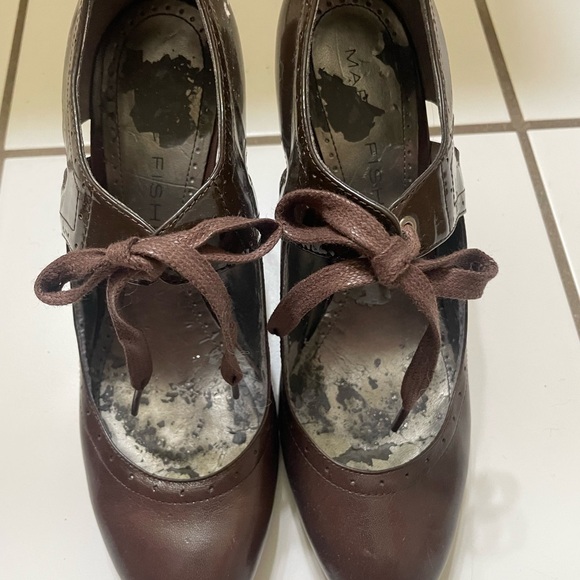 Beautiful brown Mary Jane shoes. - Picture 2 of 3